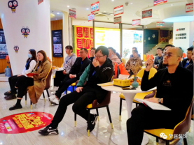 夢(mèng)居第四期員工內(nèi)訓(xùn)交流會(huì)：服務(wù)第一，態(tài)度第一，行動(dòng)第一。